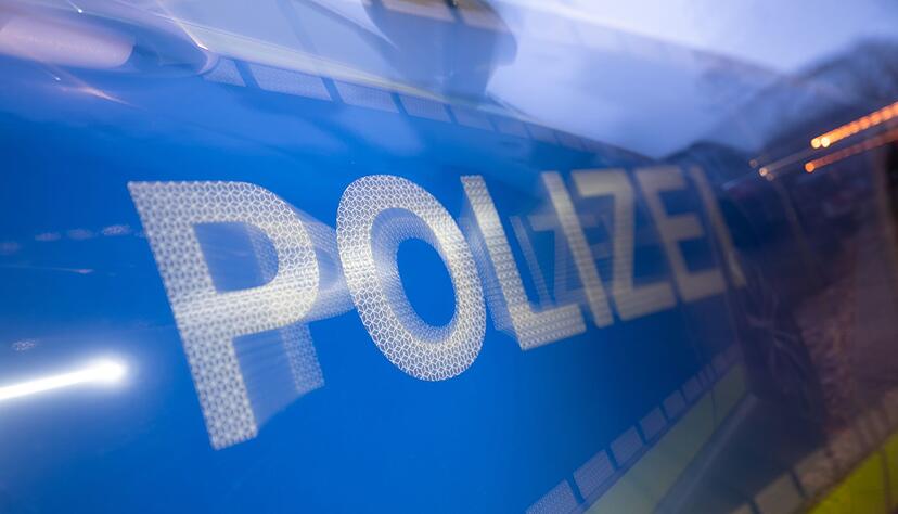 Menschen ziehen einen eingeklemmten Mann aus seinem brennenden Auto. (Archivbild)