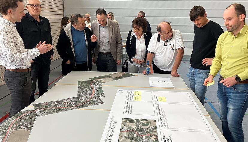 Reaktivierung Kochertalbahn: Beteiligungswerkstatt KupferzellTrassenf&uuml;hrung im Blick: Planer Daniel Eller (ganz links) spricht mit Wolfgang Rau, J&uuml;rgen H&auml;ckel mit B&uuml;rgermeister Christoph Spieles (rechts daneben). Alexander Kufner schreibt seine Verbesserungsvorschl&auml;ge auf gelbe Post-Its (ganz rechts), auch Joachim Deitigsmann (links daneben) hat einige kritische Punkte auf Lager.