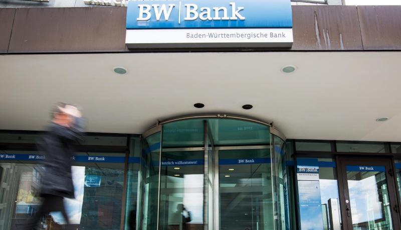 Ein Mann läuft am Eingangsbereich eines Gebäudes der Baden-Württembergischen Bank vorbei.