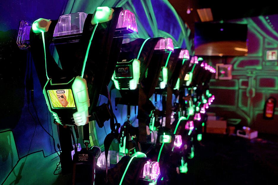 Auf rund 3.500 Quadratmetern erwarten die Besucher zehn Bowlingbahnen, eine Schwarzlicht-Minigolf-Anlage ...