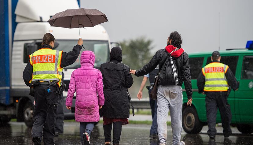 Eine Familie an einer Grenzkontrollstelle: Mit gro&szlig;en Sorgen verfolgen die Menschen die derzeitige Entwicklung der Fl&uuml;chtlingssituation.