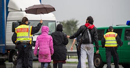 Eine syrische Familie an einer Grenzkontrollstelle zwischen &Ouml;sterreich und Deutschland.