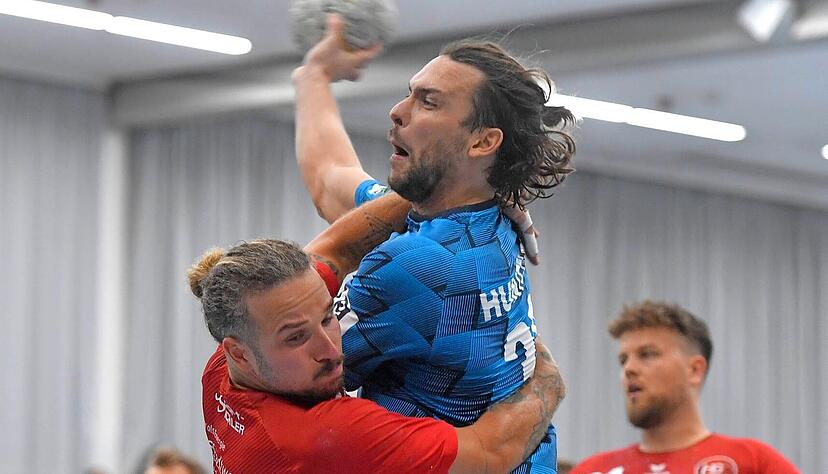 Kampf war Trumpf beim Drittliga-Auftaktspiel zwischen dem TSB Horkheim mit Kevin Bitz (am Ball) und der HG Oftersheim/Schwetzingen. Der TSB-Neuzugang überzeugte, musste aber in der 39. Minute verletzungsbedingt vom Feld.
Foto: Mario Berger