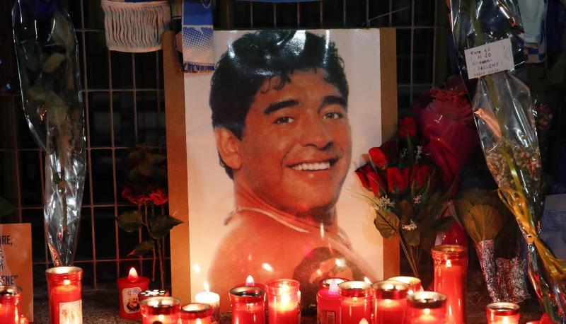 Kerzen und Blumen liegen vor dem San-Paolo-Stadion zum Gedenken an Maradona.