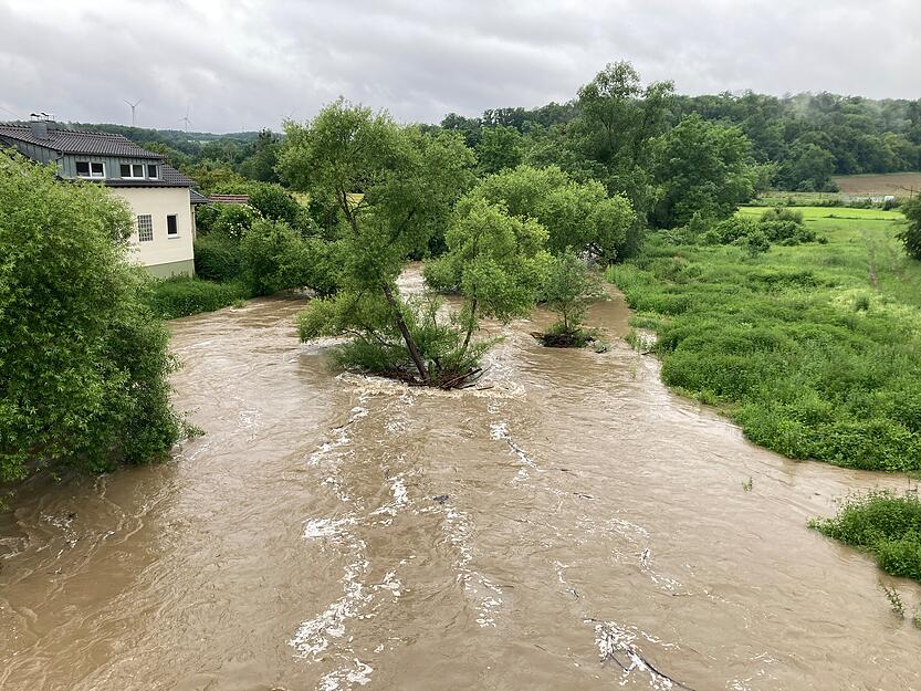 Anders als an Neckar und Kocher ist die Hochwasser-Lage an der Jagst am 1. Juni 2024 noch entspannt. Der Fluss ist nach dem Dauerregen in seinem Flussbett geblieben.