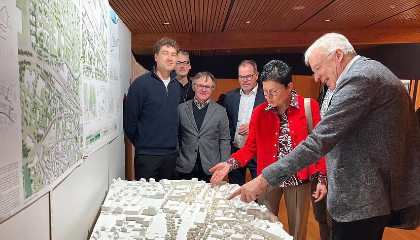 Die Planer erl&auml;utern Modell und Pl&auml;ne. Die Besucher loben das viele Gr&uuml;n.
