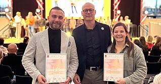 Samuel Pilz (links) und Miriam Dausus (rechts) mit Steffen Schoch,  Gesch&auml;ftsf&uuml;hrer der Heilbronn Marketing GmbH auf der Tourismusmesse CMT.