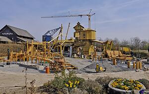 Der Erlebnisspielplatz Sägewerk ist noch im Bau. Seine Einweihung ist für Mai vorgesehen. Bis zu 500 Kinder in allen Altersstufen sollen auf dem 1400 Quadratmeter großen Gelände gleichzeitig spielen können.
Fotos: Dennis Mugler Der Erlebnisspielplatz Sägewerk ist noch im Bau. Seine Einweihung ist für Mai vorgesehen. Bis zu 500 Kinder in allen Altersstufen sollen auf dem 1400 Quadratmeter großen Gelände gleichzeitig spielen können.
Fotos: Dennis Mugler