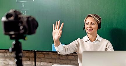 Der Online-Unterricht für die Mittelstufe geht weiter. Frühestens nach den Osterferien kommen all jene Kinder der weiterführenden Schulen zurück zum Präsenzunterricht, die derzeit noch warten müssen.
Foto: Drazen/stock.adobe.com