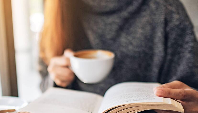 Kaffee und Buch: In der Mediathek Möckmühl sollen sich die Nutzer wohlfühlen. Zur Aufenthaltsqualität soll zukünftig ein Getränkeautomat gehören.
