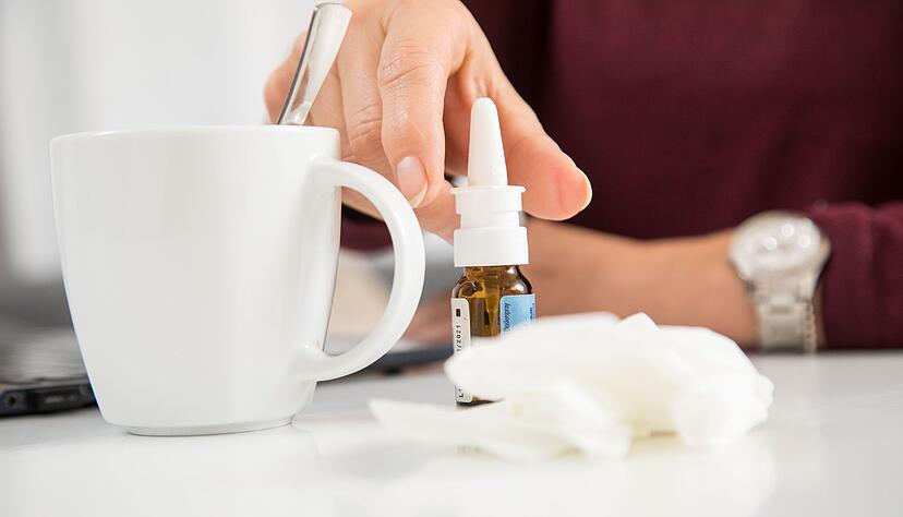 Ist die Nase aufgrund von Heuschnupfen ständig dicht, helfen kortisonhaltige Nasensprays. Wichtig: Abschwellende Nasensprays sollten nur im Ausnahmefall zum Einsatz kommen. Ist die Nase aufgrund von Heuschnupfen ständig dicht, helfen kortisonhaltige Nasensprays. Wichtig: Abschwellende Nasensprays sollten nur im Ausnahmefall zum Einsatz kommen.