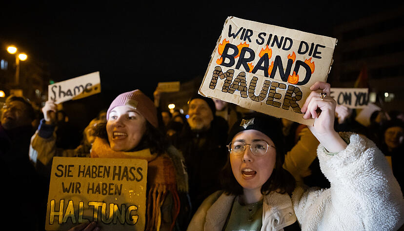 Nach der gemeinsamen Abstimmung von Union und AfD &uuml;ber einen Entschlie&szlig;ungsantrag der CDU f&uuml;r eine sch&auml;rfere Migrationspolitik gingen bundesweit tausende Menschen auf die Stra&szlig;e, um sich dagegen zu positionieren.