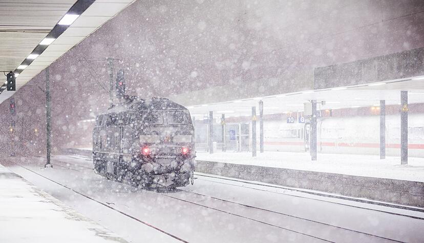 Nichts geht mehr im Gro&szlig;raum Hannover: Der Zugverkehr musste eingestellt werden.