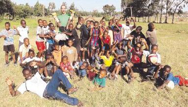 Lebensfreude trotz Armut: Die Begeisterung der Kinder und Jugendlichen ist für Jürgen Seitz wesentliche Motivation für sein Engagement in Tansania.Foto: privat