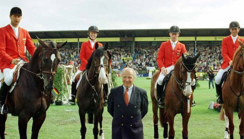 Herbert Meyer (M,stehend), Bundestrainer der Springreiter, posiert 1999 mit dem deutschen Team der Springreiter. Foto:&nbsp;Roland Scheidemann