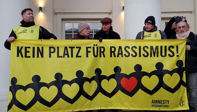 Vereine und Verbände, die sich für die Interessen von Menschen einsetzen, die von Rassismus betroffen sind, beklagen, dass ihre Perspektive da, wo Entscheidungen getroffen werden, häufig fehle. (Archivbild) Vereine und Verbände, die sich für die Interessen von Menschen einsetzen, die von Rassismus betroffen sind, beklagen, dass ihre Perspektive da, wo Entscheidungen getroffen werden, häufig fehle. (Archivbild)