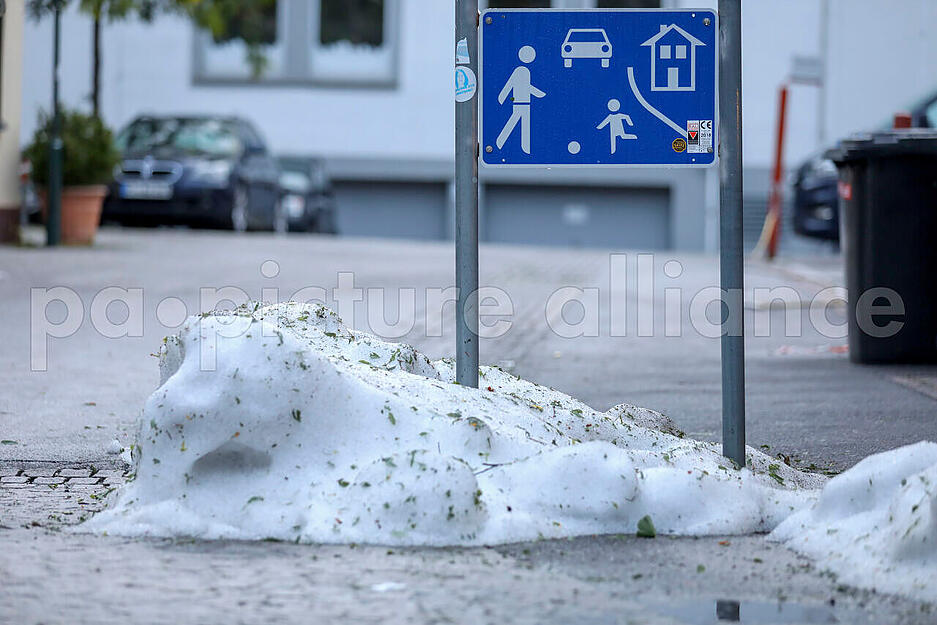 Haufenweise Hagelkörner liegen in Reutlingen auf dem Boden. Am Freitag ist ein Unwetter mit Regen und Hagel über die Stadt gezogen.