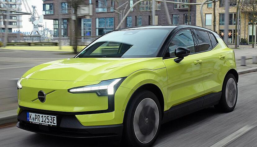 Volvos kleinster Stromer EX30 ist gerade einmal 4,23 Meter lang. Das Design ist schick, eher ungewöhnlich ist innen der Wegfall des Tachos. Bereits in diesem Jahr soll das Elektro-SUV das erfolgreichste Modell der Marke werden. Volvos kleinster Stromer EX30 ist gerade einmal 4,23 Meter lang. Das Design ist schick, eher ungewöhnlich ist innen der Wegfall des Tachos. Bereits in diesem Jahr soll das Elektro-SUV das erfolgreichste Modell der Marke werden.