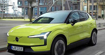 Volvos kleinster Stromer EX30 ist gerade einmal 4,23 Meter lang. Das Design ist schick, eher ungewöhnlich ist innen der Wegfall des Tachos. Bereits in diesem Jahr soll das Elektro-SUV das erfolgreichste Modell der Marke werden.
Fotos: Volvo
