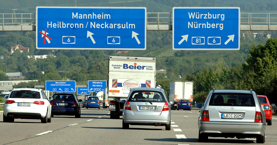 Dichtes Verkehrsaufkommen 2008 auf der A6 beim Abzweig zur A 81.