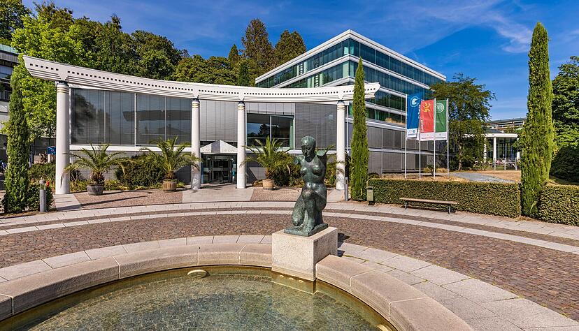 Die Caracalla Therme in Baden-Baden begeistert Besucher mit ihrem römischen Stil, eleganten Säulen und Antiquitäten.