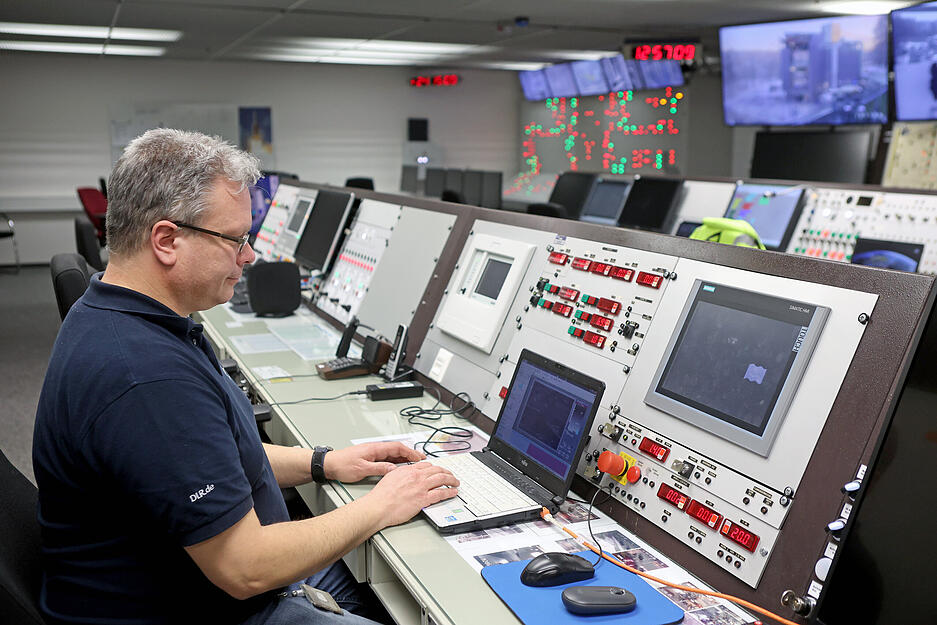 Ariane-6-Triebwerkstests in Lampoldshausen erfolgreich - Wann fliegt die neue Generation der europäischen Trägerrakete in den Weltraum? - Fotos vom Prüfstand 5.2 , Thomas Reiter an seinem Arbeitsplatz Ariane-6-Triebwerkstests in Lampoldshausen erfolgreich - Wann fliegt die neue Generation der europäischen Trägerrakete in den Weltraum? - Fotos vom Prüfstand 5.2 , Thomas Reiter an seinem Arbeitsplatz
