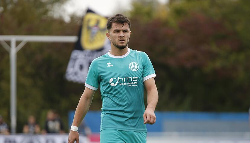 Leorant Marmullaku ist nach dem 0:2-Halbzeitrückstand seines VfR Heilbronn sichtlich bedient.