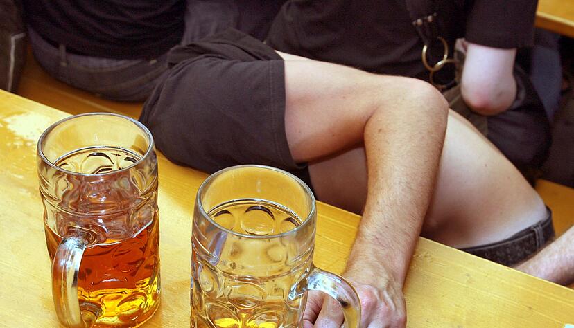 Eine schwere Alkoholvergiftung kann lebensgefährlich sein: Bei Verdacht sollte sofort die 112 gewählt werden. Eine schwere Alkoholvergiftung kann lebensgefährlich sein: Bei Verdacht sollte sofort die 112 gewählt werden.