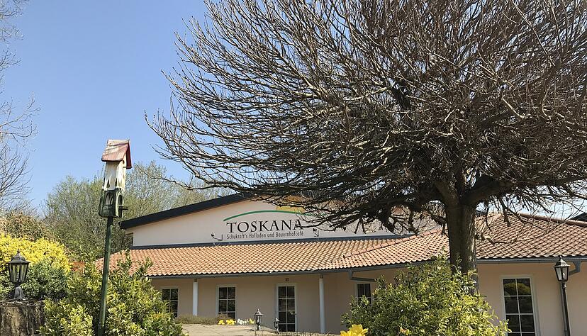 Bepflanzung, wie in Norditalien: Das Hofcaf&eacute; Toskana verf&uuml;gt &uuml;ber eine begr&uuml;nte Terrasse mit Spielger&auml;ten f&uuml;r Kinder.
Fotos: J&ouml;rg K&uuml;hl