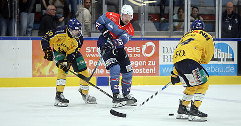 Thore Weyrauch (Mtte) und die Heilbronner Falken betrieben gegen den SC Langenthal viel Aufwand. Oftmals war aber ein Schläger oder Schlittschuh im Passweg.