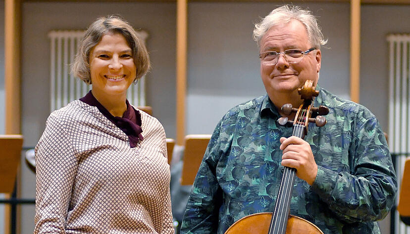 Intendantin Katrin Kirsch und Cellist Georg Oyen, der seit dem Jahr 1988 beim WKO ist.