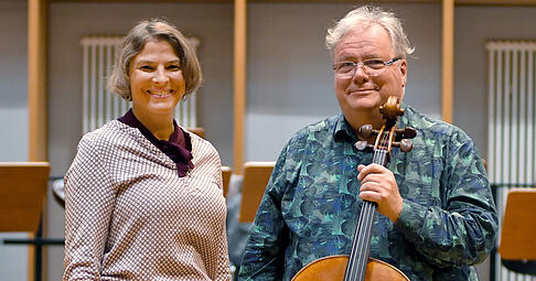 Intendantin Katrin Kirsch und Cellist Georg Oyen, der seit dem Jahr 1988 beim WKO ist.