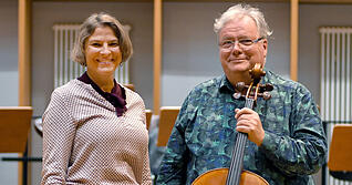 Intendantin Katrin Kirsch und Cellist Georg Oyen, der seit dem Jahr 1988 beim WKO ist.