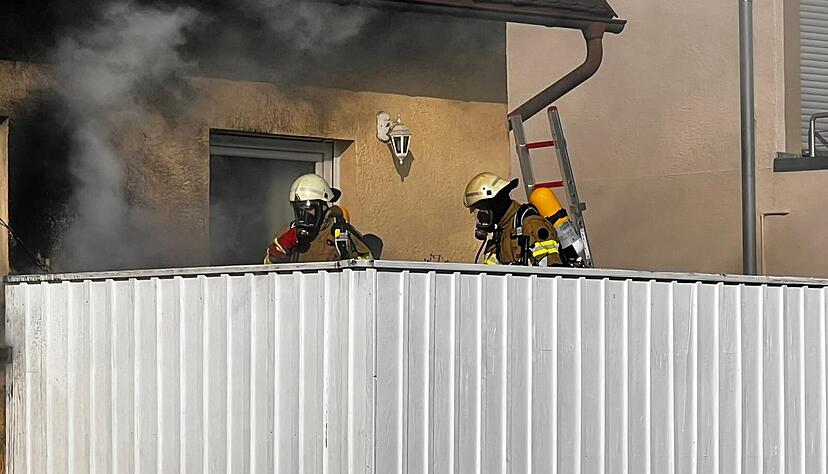 Die Feuerwehr l&ouml;scht am Samstagabend einen Brand auf einem Balkon in Heilbronn.
