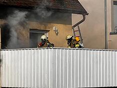 Die Feuerwehr l&ouml;scht am Samstagabend einen Brand auf einem Balkon in Heilbronn.