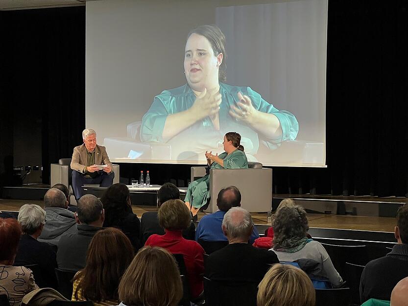 Die Grünen-Bundesvorsitzende Ricarda Lang – auf der Bühne und der Leinwand am Bildungscampus Heilbronn.