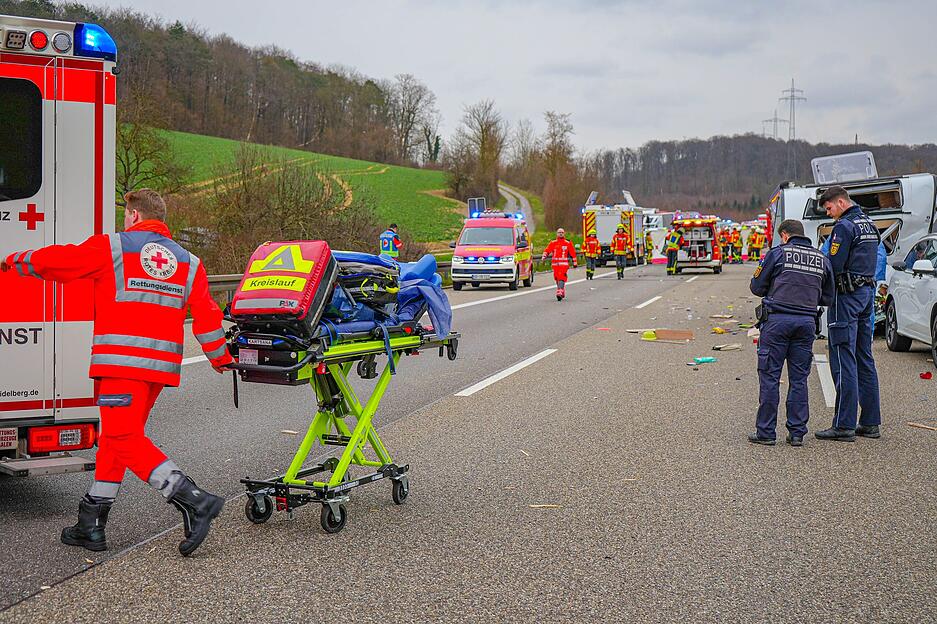 Ersten Informationen zufolge soll ein Geisterfahrer beteiligt gewesen sein. Das kann die Polizei noch nicht bestätigen.