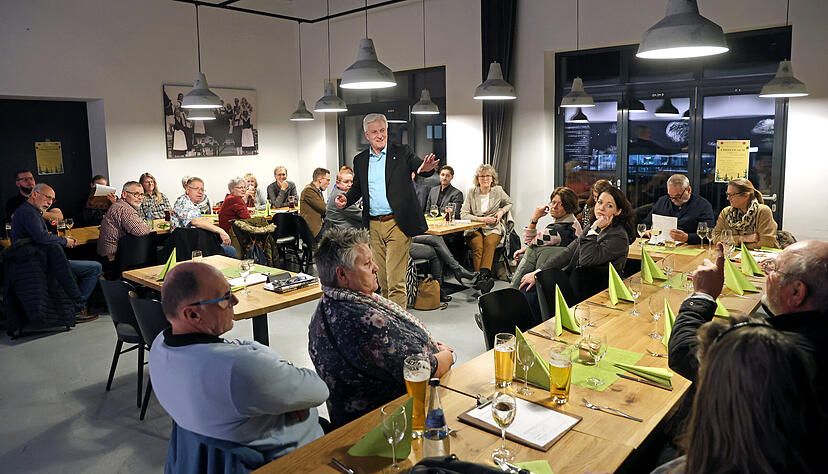 Es gab einen regen Austausch über verschiedene Themen bei der Lokaltour der Heilbronner Stimme mit Chefredakteur Uwe Ralf Heer (stehend) in der Markthalle in Obersulm. Es gab einen regen Austausch über verschiedene Themen bei der Lokaltour der Heilbronner Stimme mit Chefredakteur Uwe Ralf Heer (stehend) in der Markthalle in Obersulm.