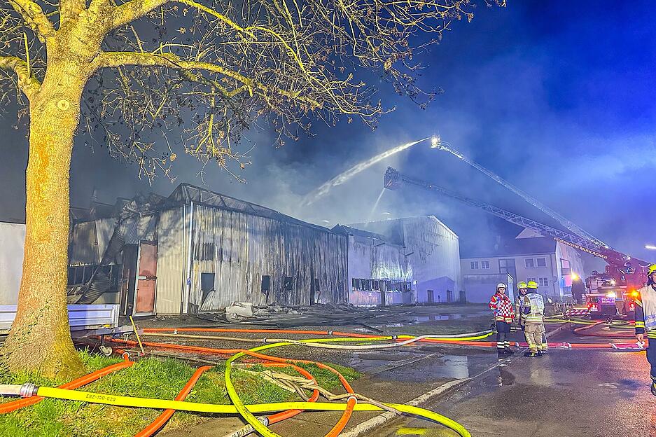 Die L&ouml;scharbeiten dauerten bis in die Morgenstunden.