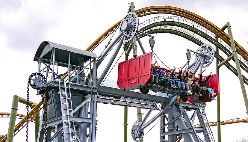 Die neue Attraktion 2024 im Erlebnispark: Die Riesenschaukel "Wilde Gautsche" ergänzt im Stil eines Verladekrans das Achterbahnensemble "Volldampf" und "Hals-über-Kopf". Foto: Tripsdrill
