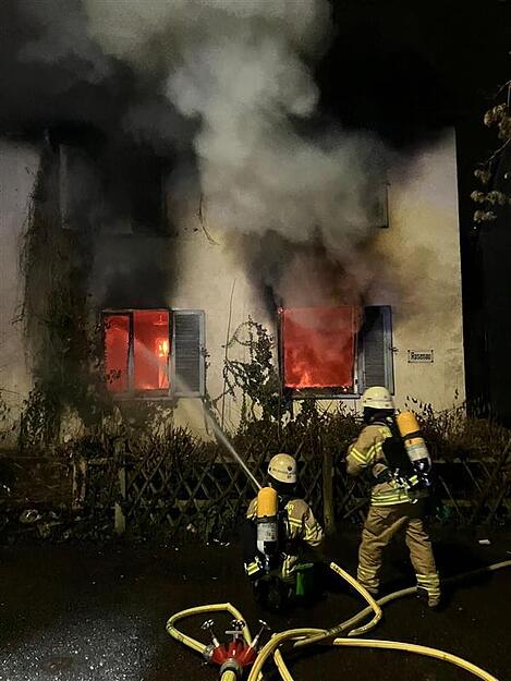 Die Feuerwehr Heilbronn war mit einem Gro&szlig;aufgebot vor Ort. Insgesamt 60 Einsatzkr&auml;fte versuchten, die Flammen zu l&ouml;schen.