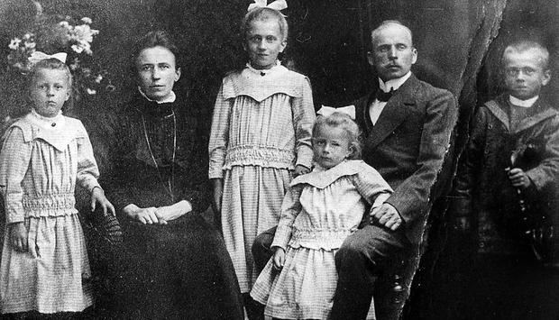 Firmengründer Adolf und Pauline Schnepf mit Kindern. Das Ehepaar eröffnete 1911 in Böckingen ein Weißwarengeschäft, der Großhandel kam 1919 dazu.Foto: privat Firmengründer Adolf und Pauline Schnepf mit Kindern. Das Ehepaar eröffnete 1911 in Böckingen ein Weißwarengeschäft, der Großhandel kam 1919 dazu.Foto: privat