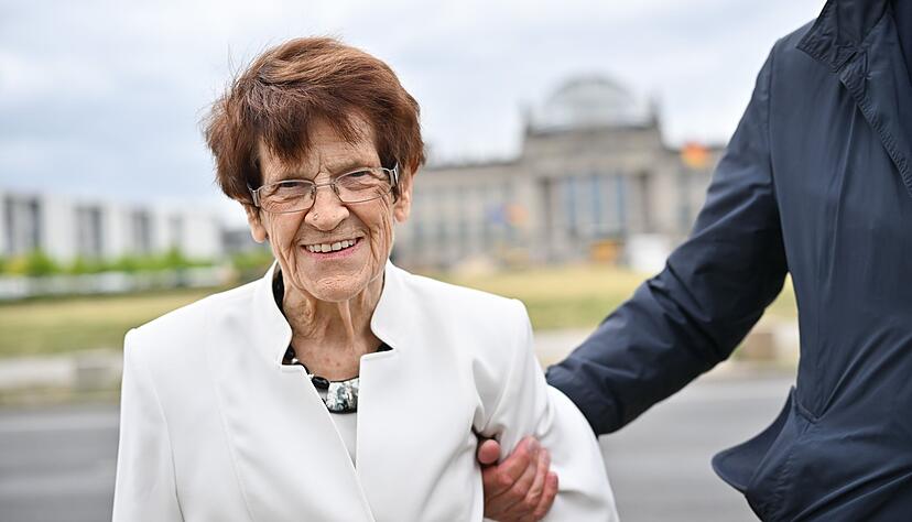 Rita S&uuml;ssmuth (CDU), ehemalige Bundestagspr&auml;sidentin, steht vor dem Reichstag. Die fr&uuml;here Bundestagspr&auml;sidentin Rita S&uuml;ssmuth ist tot. Die CDU-Politikerin starb im Alter von 88 Jahren, wie der Bundestag mitteilte. (Archiv)