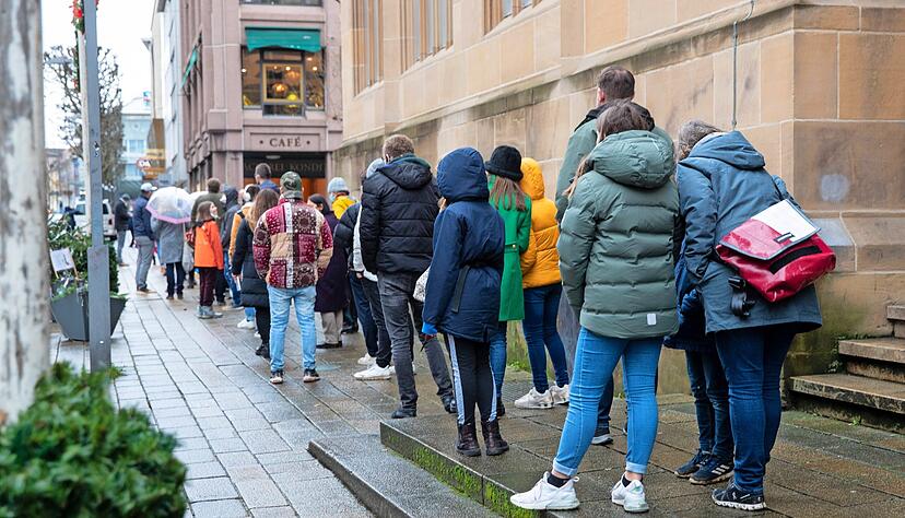 Lange Schlangen wie hier vor dem Impfpunkt in der Kaiserstra&szlig;e im Dezember geh&ouml;ren l&auml;ngst der Vergangenheit an.
Foto: Andreas Veigel