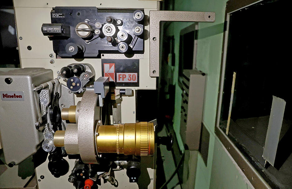 Ein stillgelegter Projektor im ehemaligen Kinocenter an der Allee in Heilbronn.