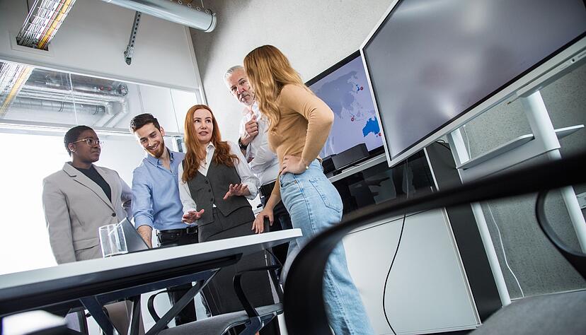 Teamfähig zu sein, kann viele verschiedene Dinge bedeuten. Was einen selbst auszeichnet, sollte man allerdings vor einer Bewerbung herausfinden.