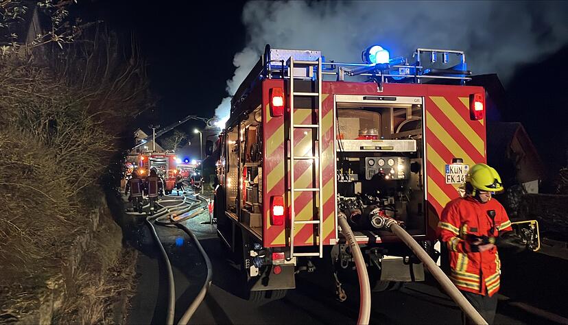 Mehr als 80 Feuerwehrleute sind in der Nacht auf Sonntag in Dörzbach im Einsatz. Mehr als 80 Feuerwehrleute sind in der Nacht auf Sonntag in Dörzbach im Einsatz.
