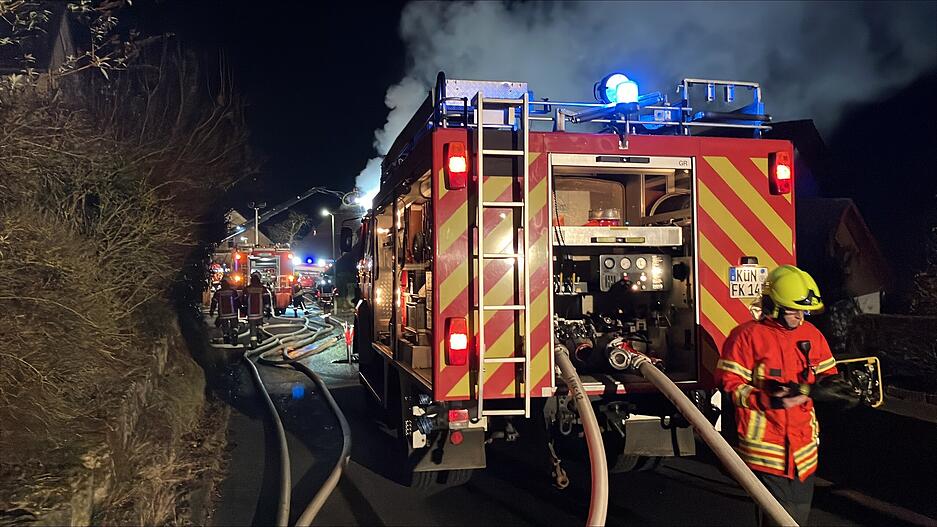 Mehr als 80 Feuerwehrleute sind in der Nacht auf Sonntag in Dörzbach im Einsatz. Mehr als 80 Feuerwehrleute sind in der Nacht auf Sonntag in Dörzbach im Einsatz.