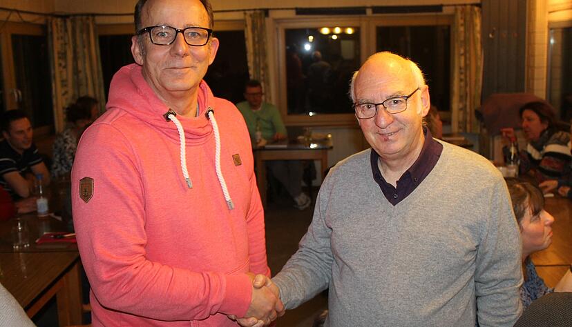 Frank Uhde (rechts) ist seit Februar 2020 Vorsitzender des Pferdesportkreises Franken. Er übernahm das Amt von Dieter Melwitz (links).