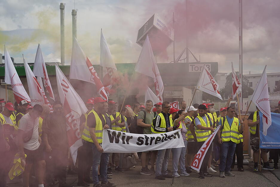 Knorr-Mitarbeiter haben sich am Montag zum Warnstreik versammelt. Knorr-Mitarbeiter haben sich am Montag zum Warnstreik versammelt.